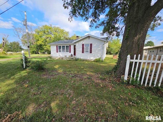 view of front of property featuring a front yard