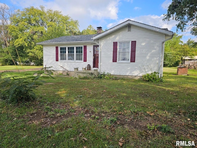 view of front of property featuring a front yard