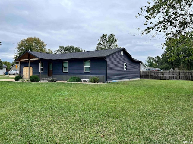 view of side of property featuring a lawn