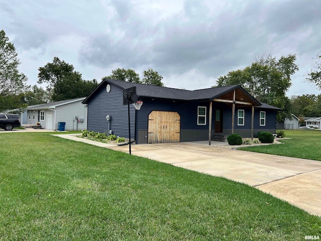 single story home with a front lawn