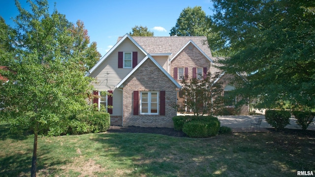 view of front of home featuring a front lawn