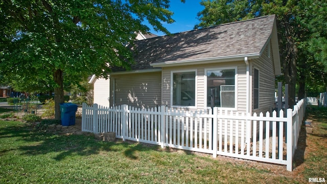 1803 N Dawn Dr, Marion, IL 62959 - view of property exterior featuring roof with shingles, a fenced front yard, and a yard