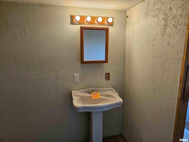 bathroom featuring a textured ceiling