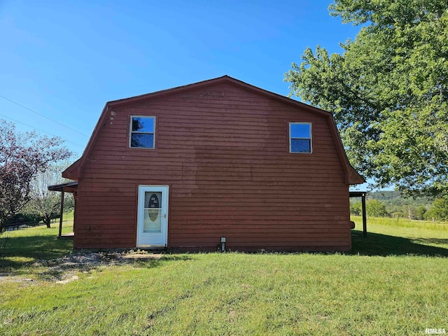 view of side of property featuring a lawn