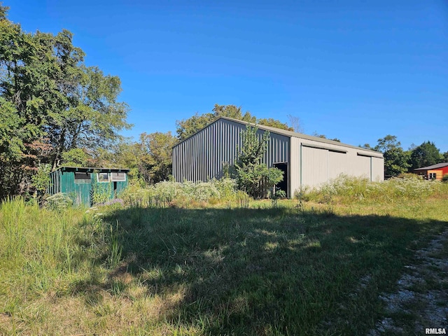 view of yard with an outdoor structure