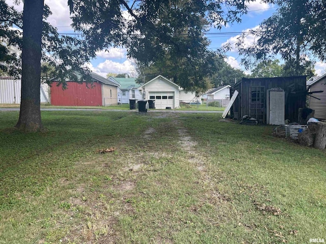 view of yard featuring an outdoor structure