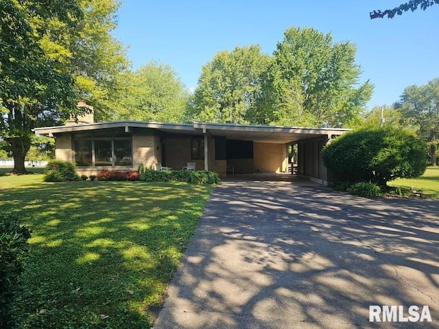 view of front of home with a carport and a front yard