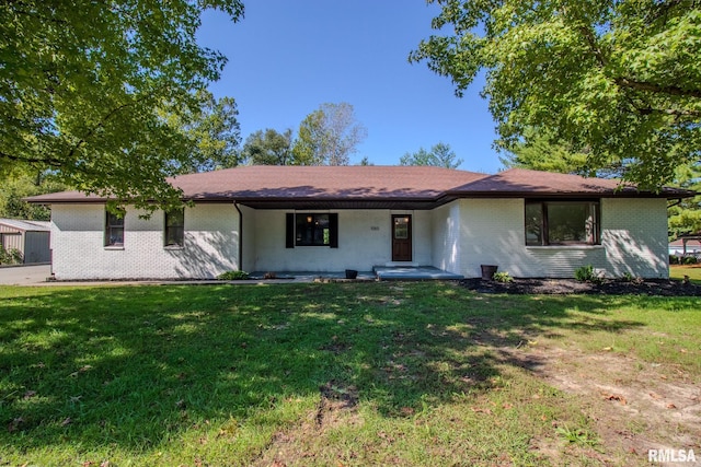 single story home with a front lawn