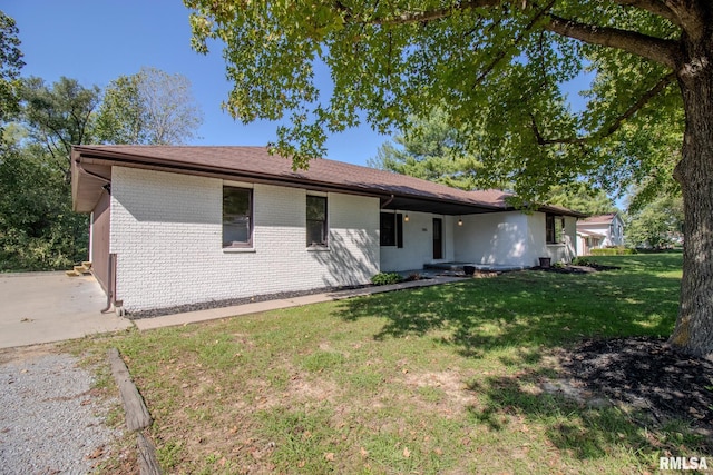 view of front of house featuring a front lawn