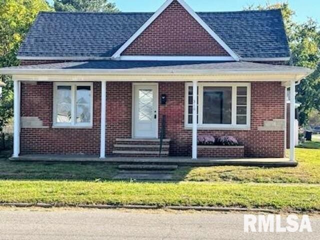 view of front of home with a front yard