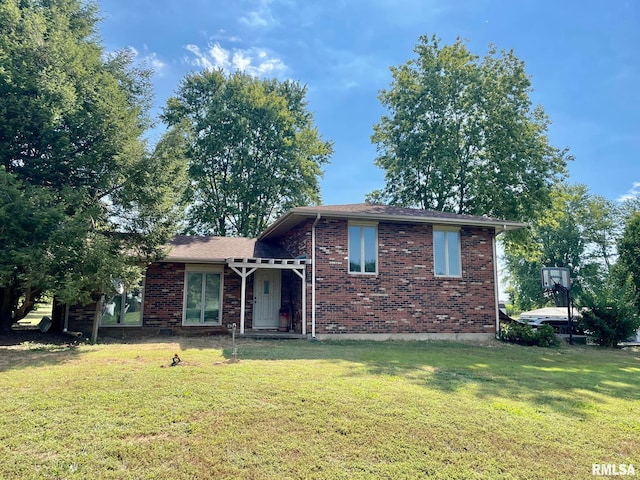 view of front of property featuring a front lawn