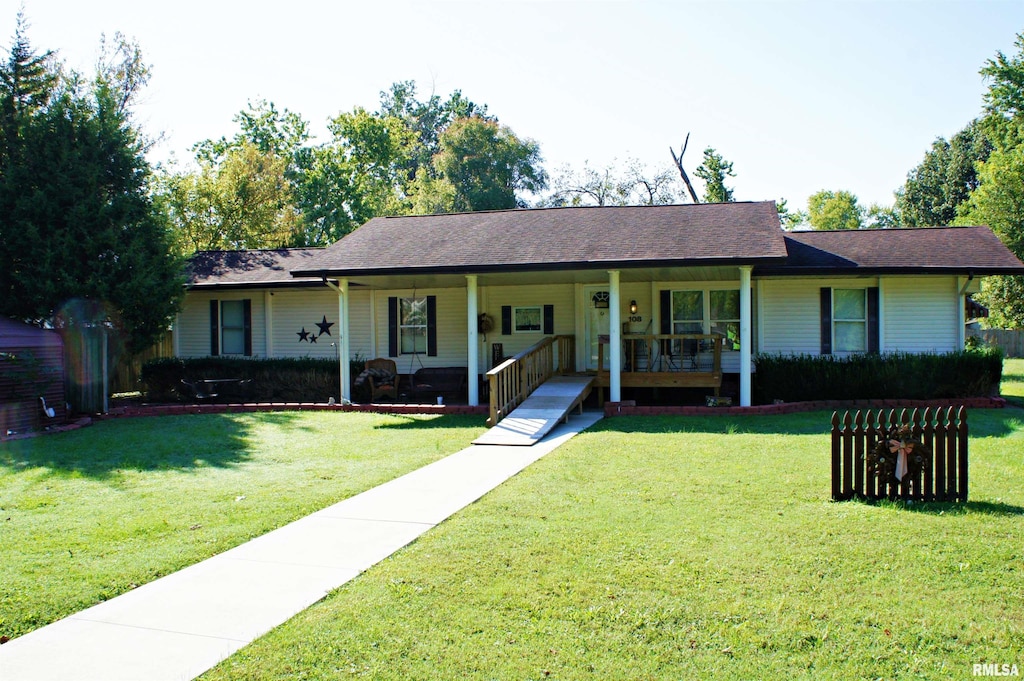 ranch-style home featuring a front lawn and covered porch