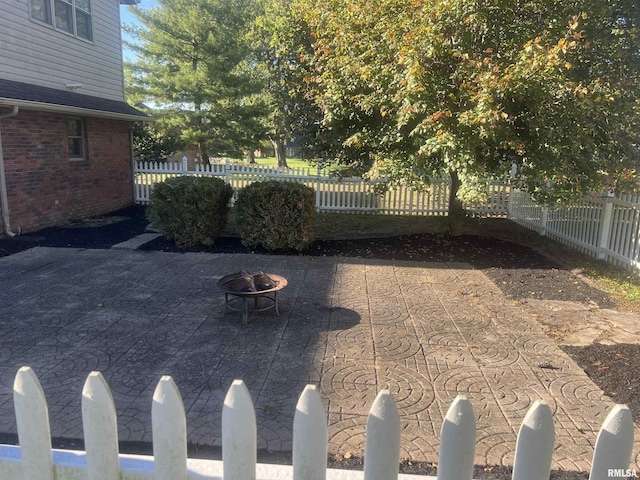 view of yard featuring a patio area, fence private yard, and an outdoor fire pit