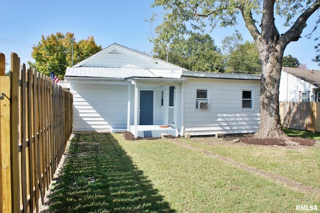 back of house featuring a lawn