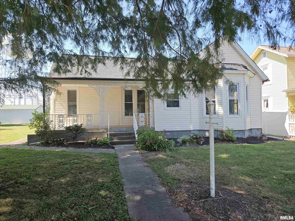 bungalow-style home with a front lawn and covered porch