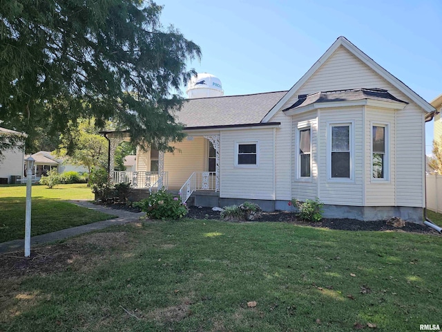 view of front of property featuring a front lawn