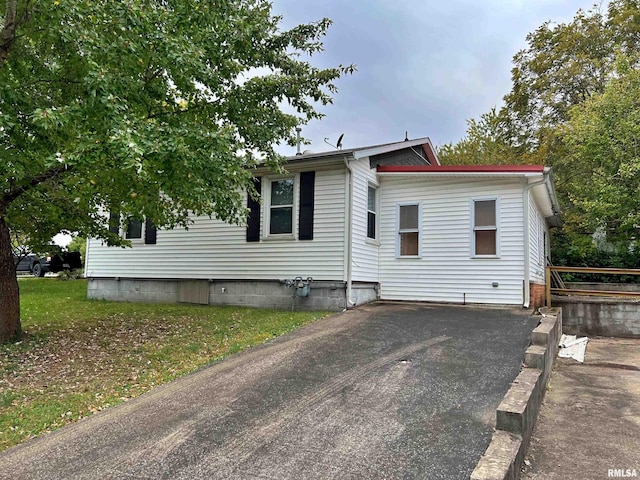 view of front of property featuring a front lawn