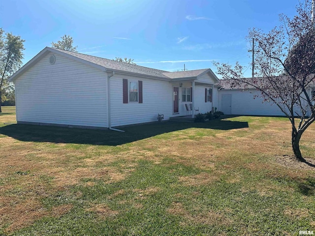 view of front of home featuring a front yard