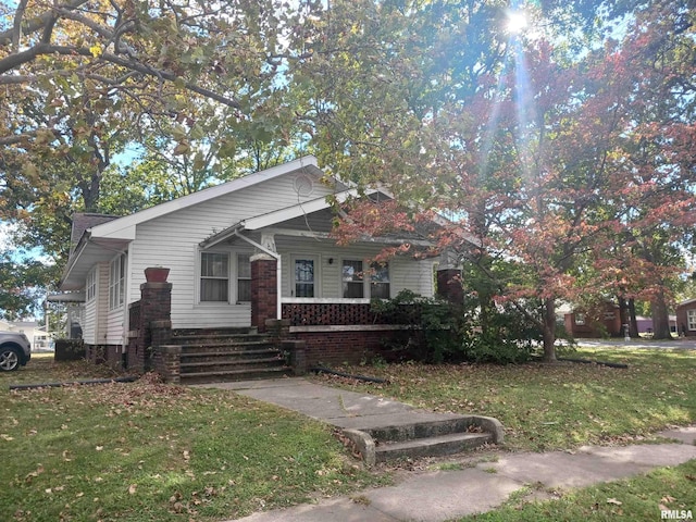 view of front facade featuring a front lawn