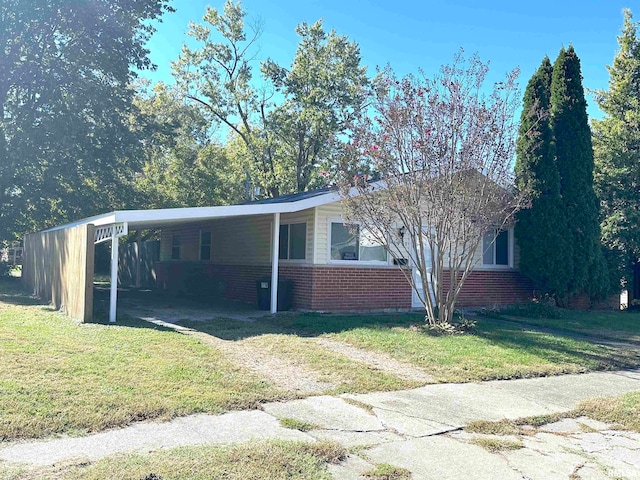 view of front of house featuring a front lawn and a carport