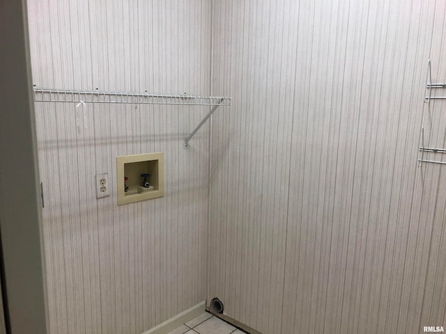 laundry area with washer hookup and light tile patterned flooring