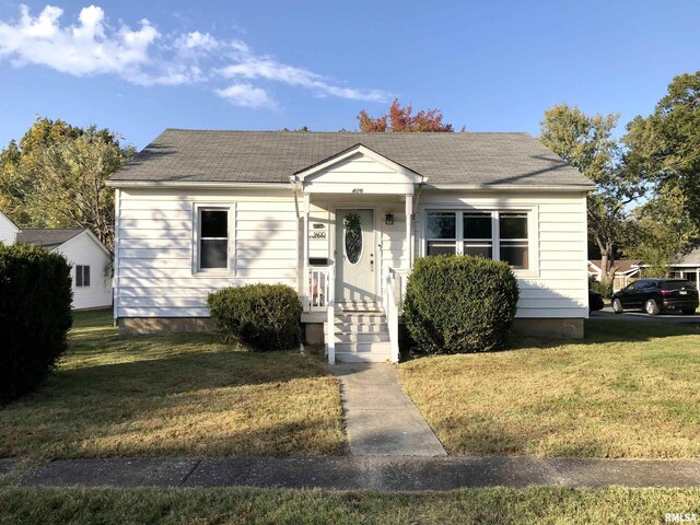 bungalow-style house featuring a front lawn