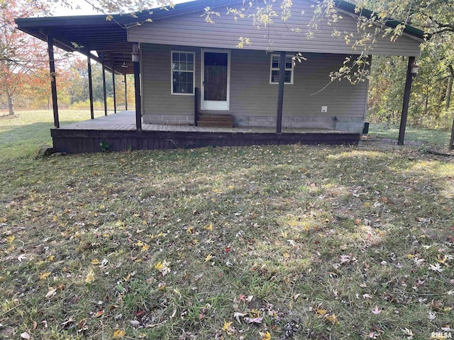 view of front of property featuring a front yard