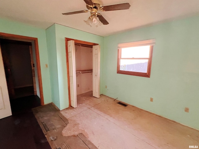 unfurnished bedroom featuring ceiling fan and a closet