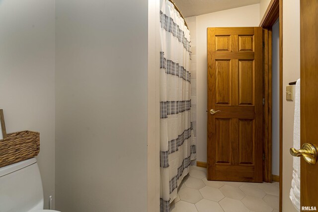 5345 State Route 127th Hwy, Cobden, IL 62920 - full bath with toilet, tile patterned floors, curtained shower, and baseboards