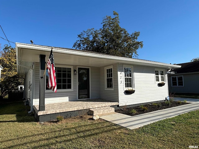 manufactured / mobile home featuring a front yard and covered porch