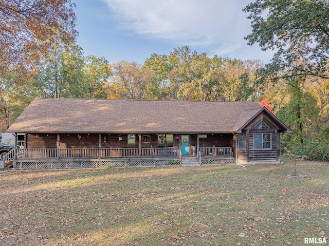 view of front of home featuring a front lawn