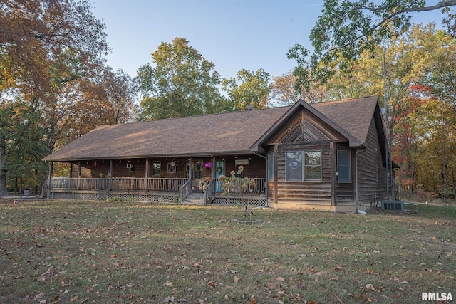 view of front of property featuring a front lawn