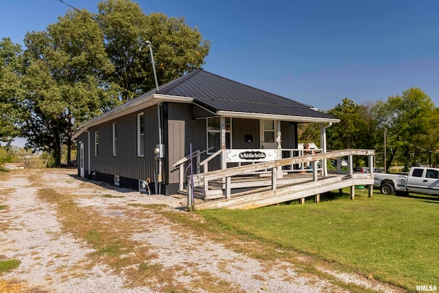 view of front of property featuring a front lawn