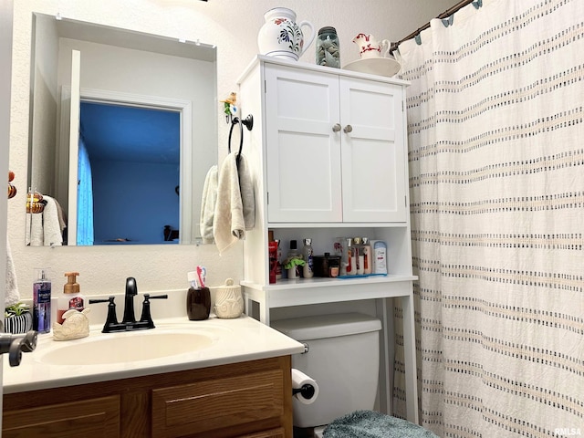 104 Townhouse Dr, Cambria, IL 62915 - full bath with vanity, a textured wall, and curtained shower