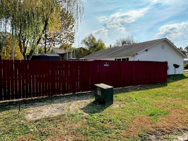 104 Townhouse Dr, Cambria, IL 62915 - view of side of home with fence and a yard