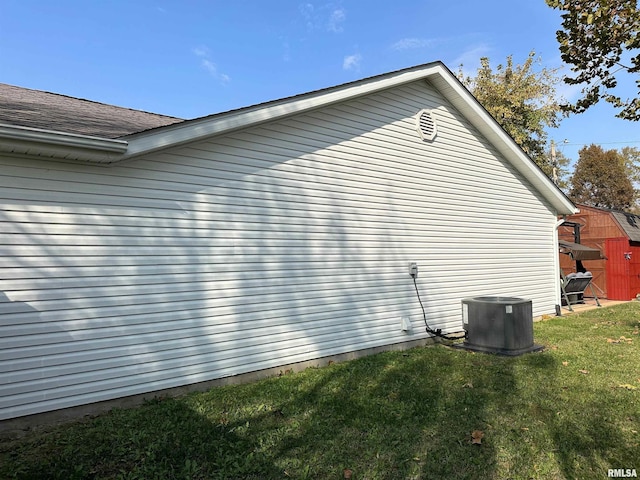 104 Townhouse Dr, Cambria, IL 62915 - view of side of property featuring roof with shingles, a yard, and cooling unit