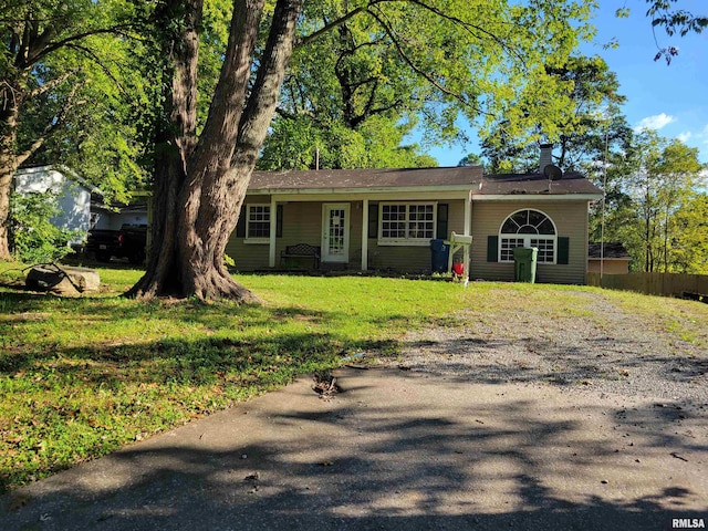 view of front of property featuring a front yard