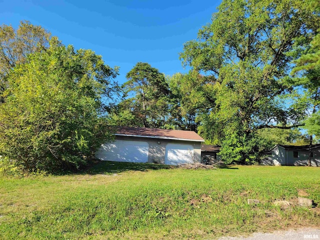 view of yard with an outbuilding