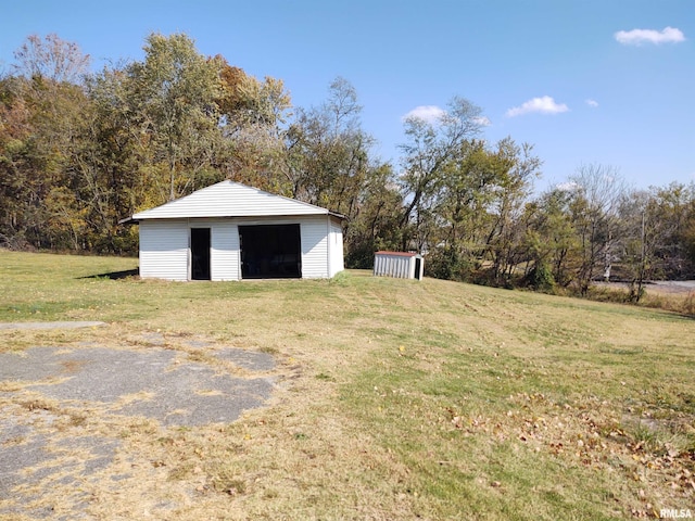 view of yard featuring an outbuilding