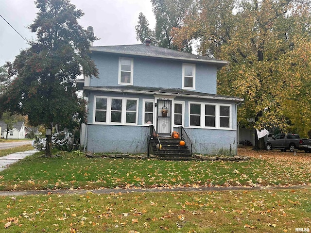 view of front property featuring a front lawn