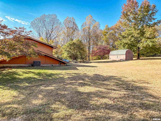 view of yard featuring a storage unit