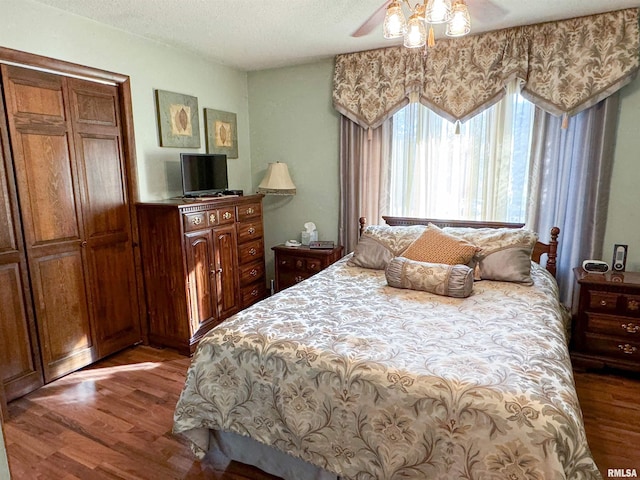 bedroom featuring ceiling fan, a textured ceiling, and hardwood / wood-style floors