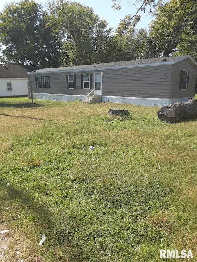 manufactured / mobile home with a front yard