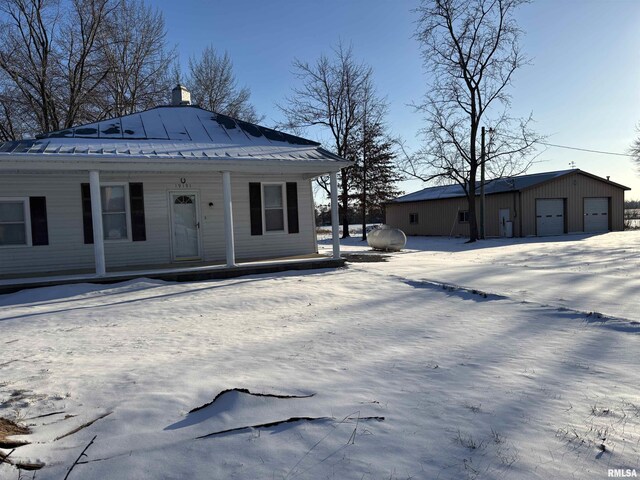 view of front of property featuring covered porch and a front yard