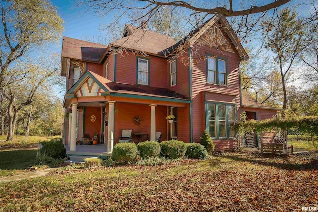 view of front facade featuring covered porch and a front lawn