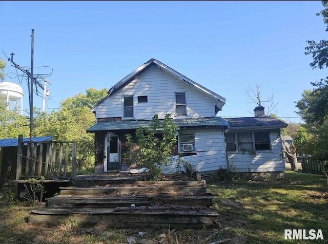 view of front facade featuring a front yard