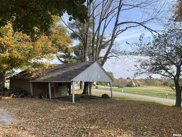view of property's community featuring a lawn