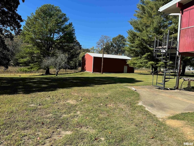 view of yard featuring an outbuilding