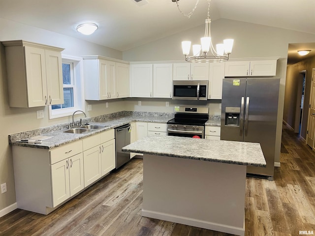 kitchen with a notable chandelier, a sink, appliances with stainless steel finishes, a center island, and dark wood-style floors