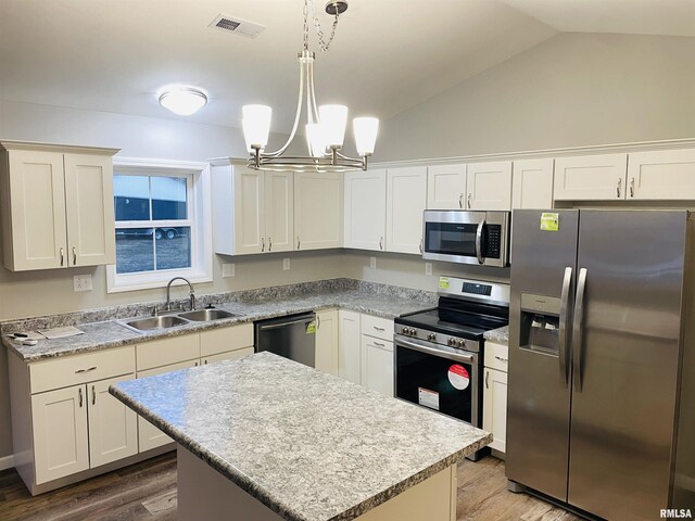 kitchen featuring sink, decorative light fixtures, a chandelier, dark hardwood / wood-style floors, and white cabinetry